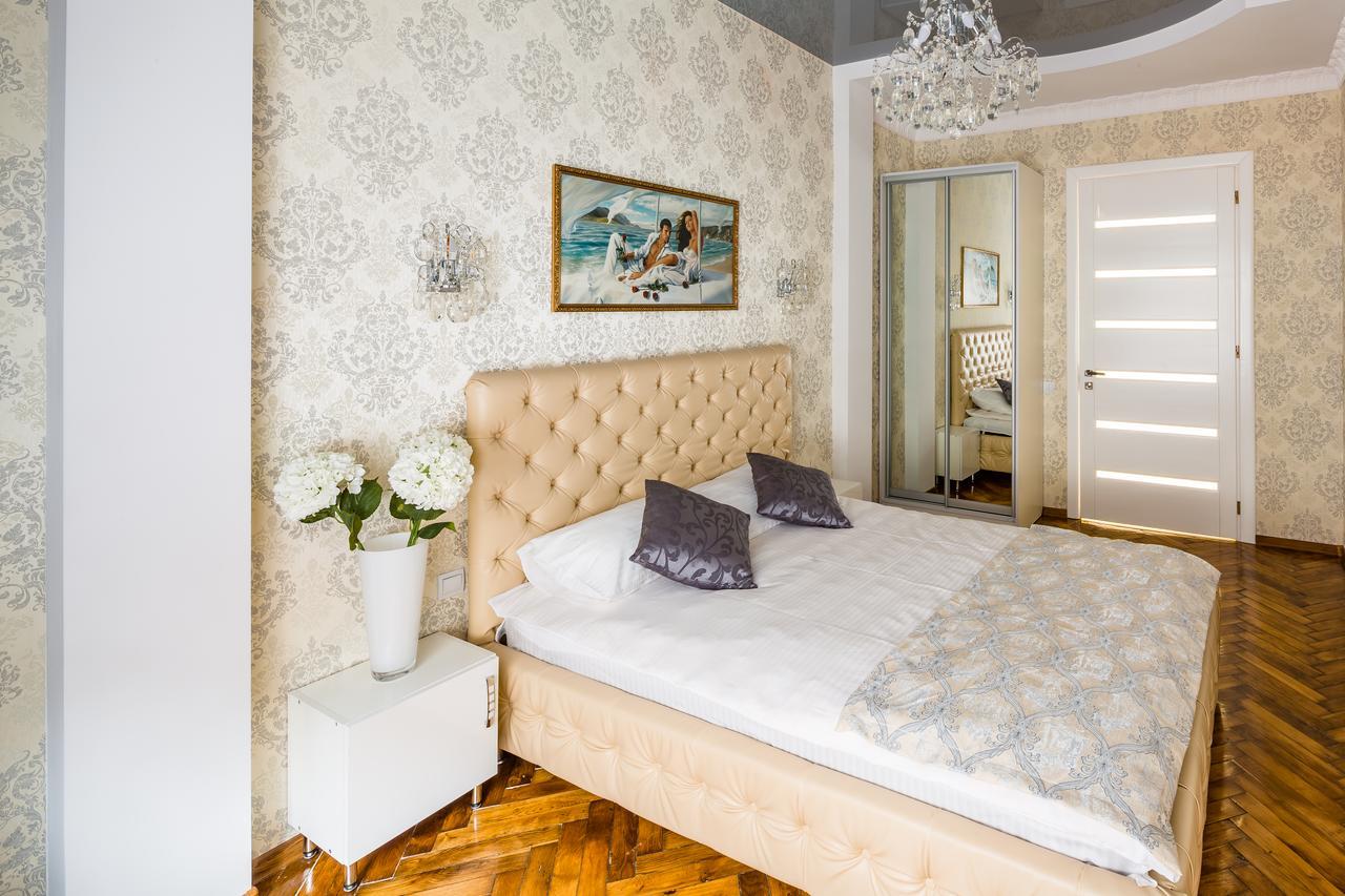 Designer Apartment Зі Світлом! Lviv Bagian luar foto